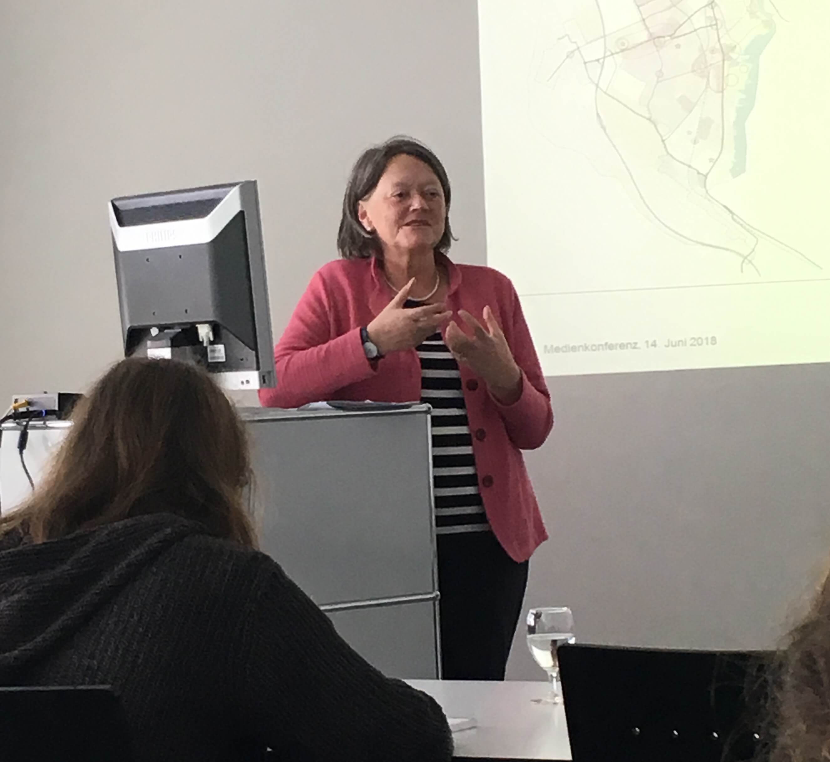 Gemeinderätin Marianne Dumermuth erklärt die Ortsplanungsrevision Thun
