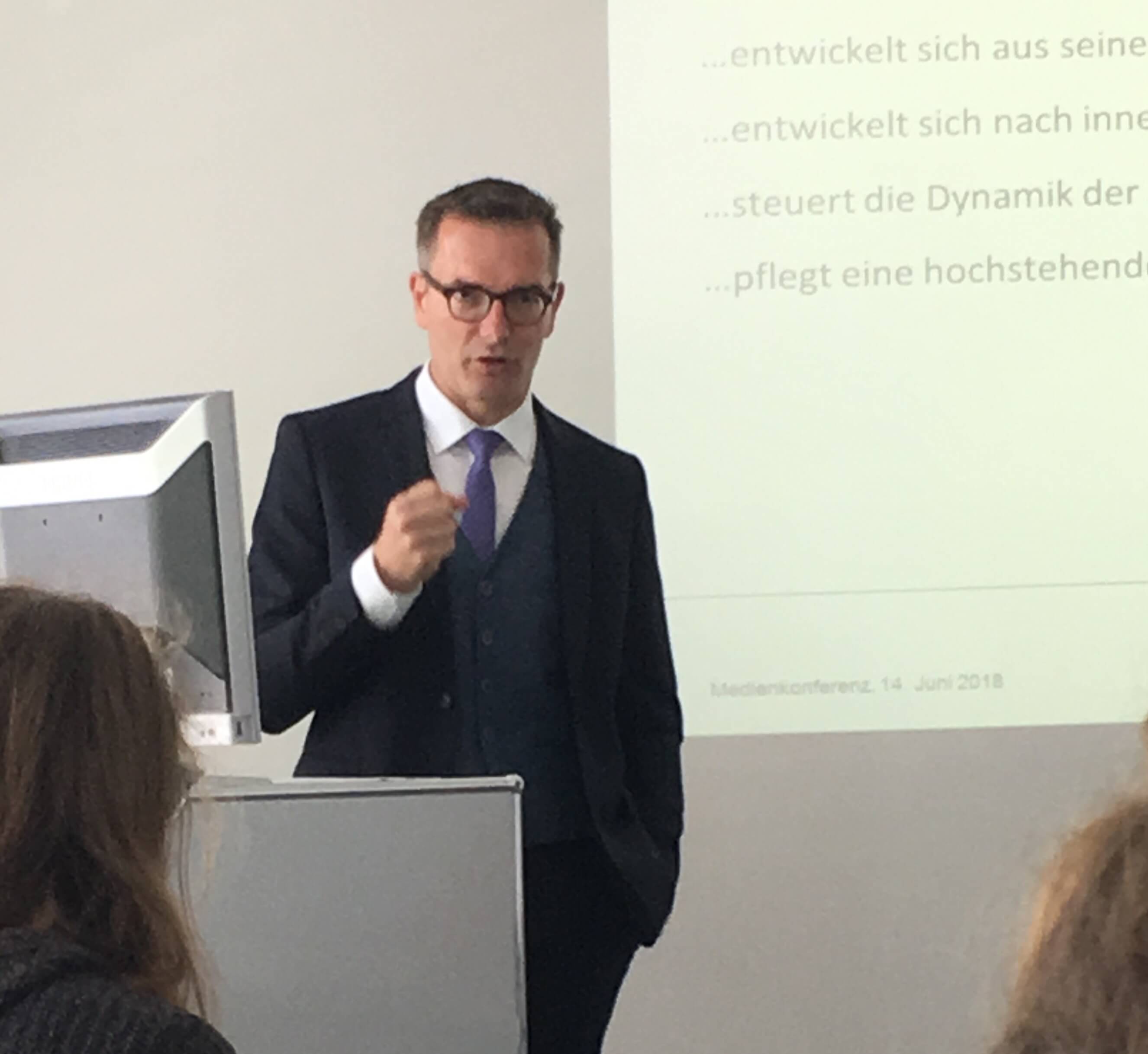 Stadtpräsident Raphael Lanz erklärt die Ortsplanungsrevision Thun