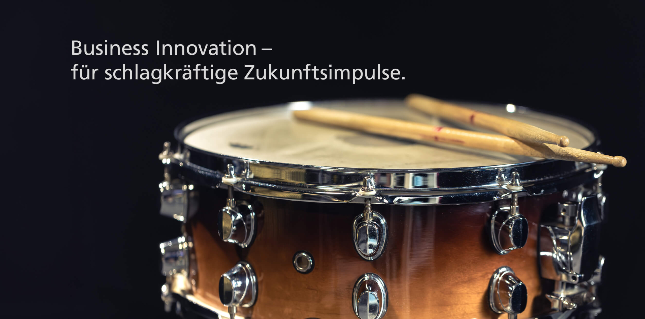 Herobild mit Trommel und Headlline: Business Innovation – für schlagkräftige Zukunftsimpulse